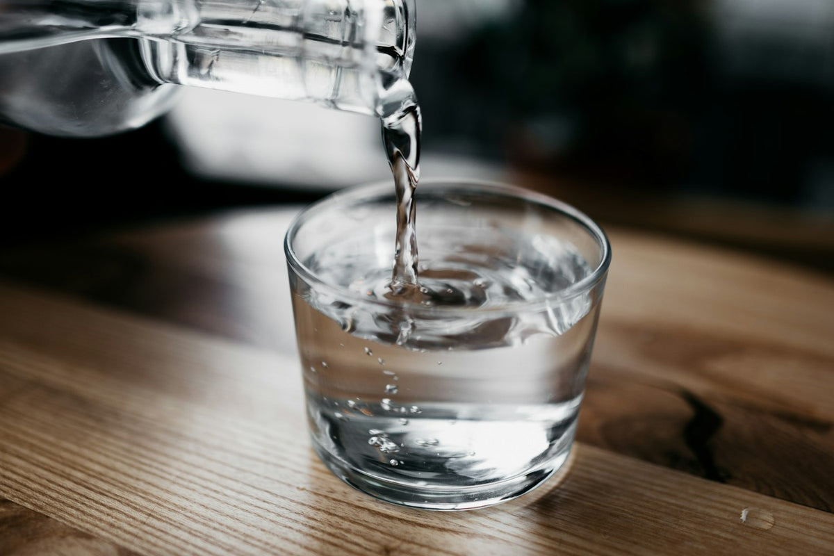 Wasser wird in ein Glas gegossen