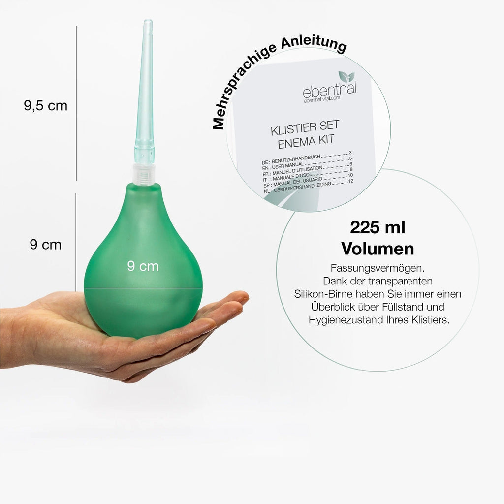 Klistier 225 ml in der Hand mit Maßangaben und mehrsprachigem Benutzerhandbuch