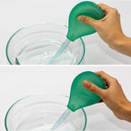 Klistier wird aus einer Schüssel mit Wasser befüllt