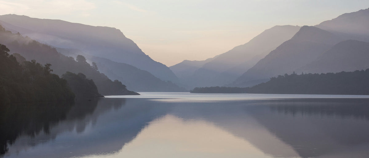 Stiller Bergsee im Morgendunst